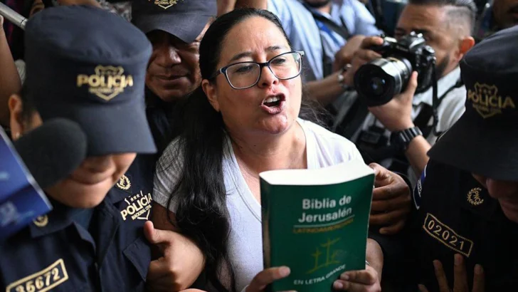 'El régimen sintió que tenía que callarla': la denuncia contra Bukele del esposo de Ruth López, la abogada que lleva meses presa en El Salvador