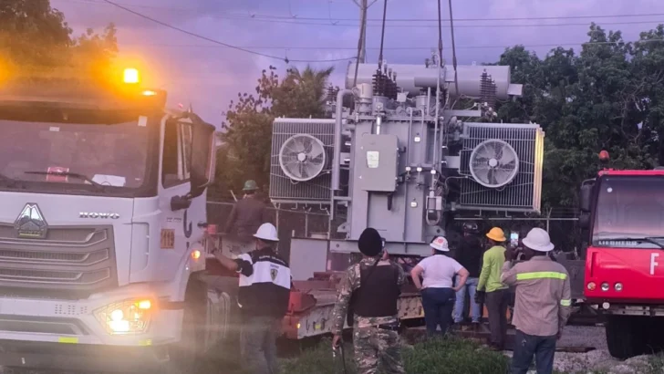 Edeeste traslada transformador a Miches y detienen director municipal por obstrucción