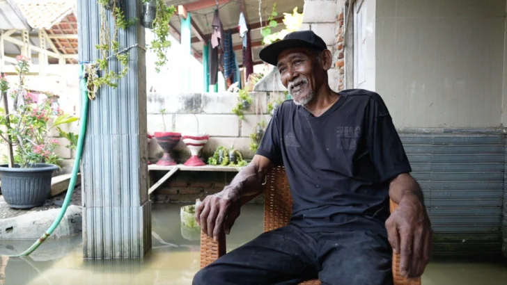 'Me siento como un humano anfibio': las casas que se inundan a diario en una isla que se está hundiendo