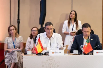  SANTA MARTA (COLOMBIA), 09/11/2025.- Fotografía cedida por la Cancillería de Colombia del presidente del Gobierno español, Pedro Sánchez (c), hablando en la IV Cumbre CELAC-UE este domingo, en Santa Marta (Colombia). Sánchez pidió reforzar la unidad CELAC-UE en defensa del libre comercio y del derecho internacional, en alusión, aunque sin citarlos explícitamente, a los ataques de Estados Unidos a supuestas narcolanchas en el Caribe. EFE/ Cancillería de Colombia