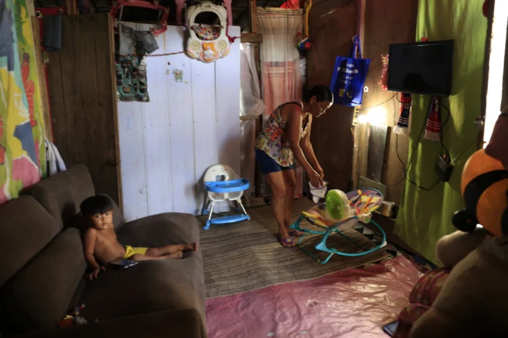  AME9275. LA CHORRERA (PANAMÁ), 19/11/2025.- Fotografía del 24 de octubre de 2025 que muestra a Diógenes Cuervo limpiando su casa, en La Chorrera (Panamá). La casa donde vive Cuervo está hecha de madera y zinc recolectados en un vertedero de Panamá. El piso es de cemento y un espacio entre el techo y las paredes sirve de ventana a toda la estructura, que cuenta con varios espacios. Esta panameña de 54 años es una de las millones de personas que engrosan la estadística del abultado déficit habitacional en Centroamérica y República Dominicana. EFE/ Bienvenido Velasco