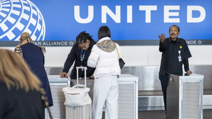 Restricciones al tráfico aéreo en EE.UU. continuarán por un tiempo tras reapertura federal Restricciones al tráfico aéreo en EE.UU. continuarán por un tiempo tras reapertura federal