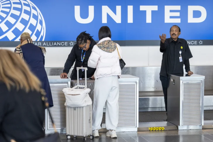 Restricciones al tráfico aéreo en EE.UU. continuarán por un tiempo tras reapertura federal