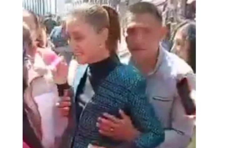 Presidenta Sheinbaum acosada por hombre durante un recorrido a pie