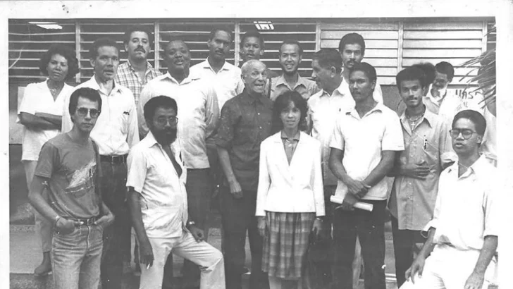 Apostillas a un ensayo. Poesía, redes sociales, escritura y lectura. (Algunas precisiones necesarias)