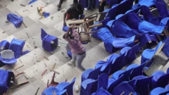 Aficionados indignados lanzan sillas y botellas en un evento de Messi en la India