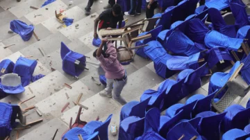 Aficionados indignados lanzan sillas y botellas en un evento de Messi en la India Aficionados indignados lanzan sillas y botellas en un evento de Messi en la India