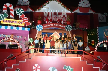 Abinader inaugura Villa Navidad junto a Carolina Mejía y al presidente de Banreservas