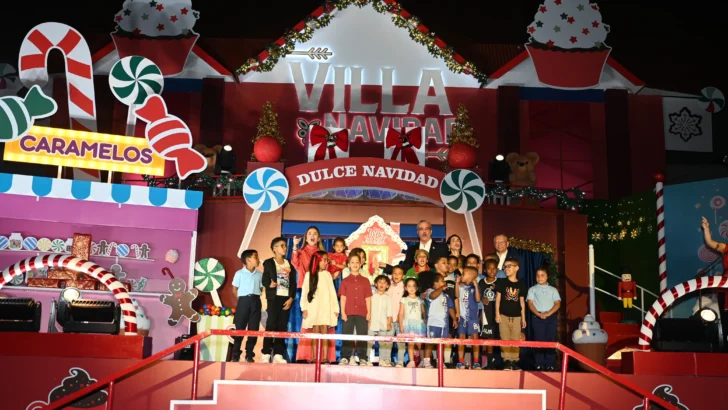 Abinader inaugura Villa Navidad junto a Carolina Mejía y al presidente de Banreservas