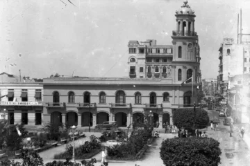  El Palacio Consistorial, donde Palacios realizó varias intervenciones y en el interior de esta obra se destacó el renombrado ebanista y escultor Pascual Palacios. Para subir al segundo piso había una gran escalera en caoba con pilastras obra de este. Tenía leones tallados en caoba centenaria que para la época le decían los ebanistas “caoba azul” con el escudo de Santo Domingo - AGN