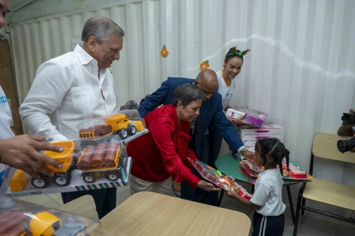 Voluntariado Banreservas lleva la Navidad a cientos de niños y realiza operativo ambiental en el Ozama
