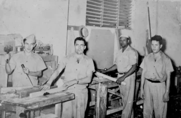  Antonio Fernández, Santiago, José Rotellini Rossi (segundo desde la derecha) junto a “Nieto”, artistas españoles en el taller de Palacios – Archivos de Sergio Cross