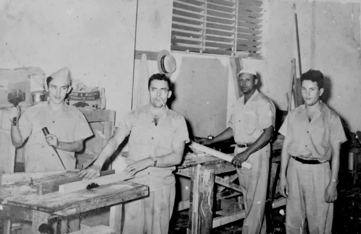  Antonio Fernández, Santiago, José Rotellini Rossi (segundo desde la derecha) junto a “Nieto”, artistas españoles en el taller de Palacios – Archivos de Sergio Cross