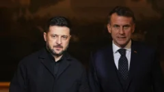 Macron afirma que conversó con Trump sobre condiciones para una paz duradera en Ucrania, en medio de reunión con Zelenski