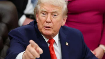 Trump apunta a aumentar el retiro de la ciudadanía estadounidense a algunos inmigrantes: NYT