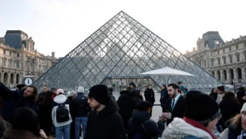El Louvre reabre con normalidad tras la votación del personal para suspender la huelga por condiciones laborales El Louvre reabre con normalidad tras la votación del personal para suspender la huelga por condiciones laborales