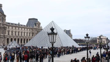 El Louvre reabre parcialmente tras votación para extender la huelga por condiciones laborales