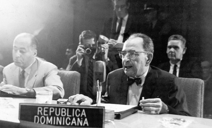  José Antonio Bonilla Atiles, diplomático dominicano durante una sesión. Una figura que trascendió como uno de los mejores diplomáticos dominicanos, pero dejado en inmerecidas nieblas del olvido, sin más epítetos - Fuente Externa