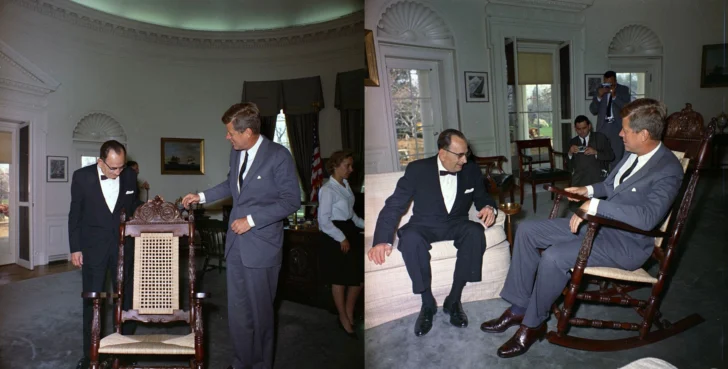  En la oficina oval durante el obsequio al presidente Kennedy el 4 de abril de 1962 por el entonces Secretario de Estado de Relaciones Exteriores Dominicano José Antonio Bonilla Atiles (1898-1988) en representación del Consejo de Estado dirigido por el Presidente Rafael Bonnelly Fondeur (1904-1979) – Fuente Externa