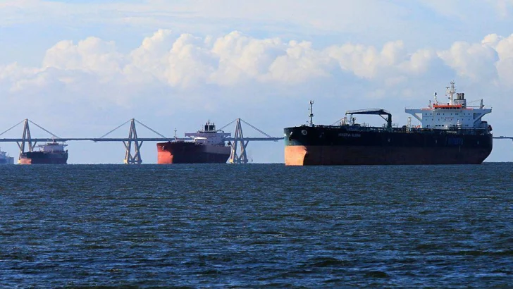 Trump ordena bloqueo total a petroleros que entren y salgan de Venezuela