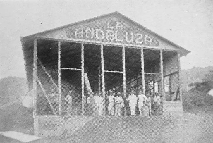  La fábrica de muebles La Andaluza (1913) establecida por inmigrantes españoles en República Dominicana es un antecedente de le ebanistería y situada en “Sánchez” importaba a las diferentes provincias dominicanas – Colección Sergio Cross