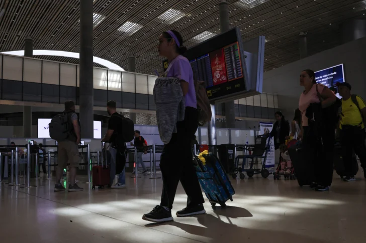 Cuatro aerolíneas internacionales se suman a la ola de suspensiones de vuelos en Venezuela