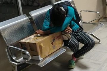 La desgarradora foto de la madre a la que entregaron el cuerpo de su bebé en una caja de cartón (y qué dice de la crisis de salud de Ecuador)