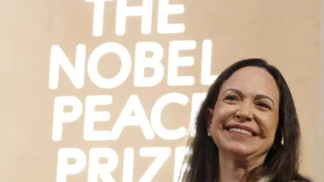 La Nobel de la Paz sufrió una fractura vertebral en su agitada salida de Venezuela La Nobel de la Paz sufrió una fractura vertebral en su agitada salida de Venezuela