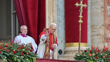 En su mensaje 'urbi et orbi', el papa invita a Rusia y Ucrania a negociar la paz directamente