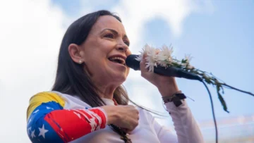 La hija de María Corina Machado recibe el Nobel de la Paz en nombre de su madre mientras la líder opositora dice que llegará a Oslo