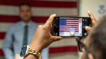 Estaban a punto de convertirse en estadounidenses, pero en el último momento el gobierno de Trump les canceló la ceremonia de ciudadanía