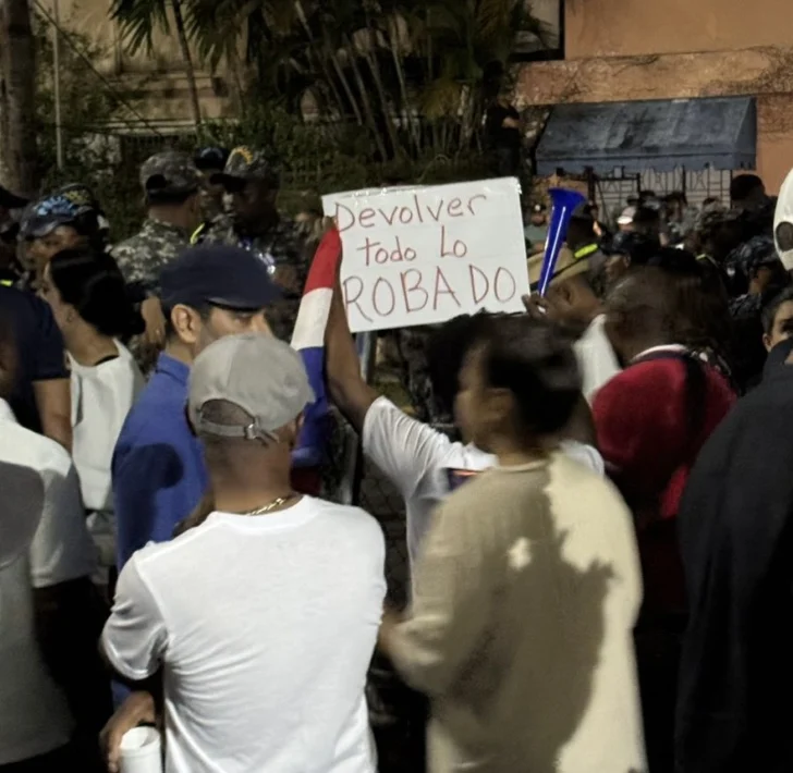 Cientos acuden al Palacio de Justicia a exigir prisión preventiva con acusados caso Senasa Cientos acuden al Palacio de Justicia a exigir prisión preventiva con acusados caso Senasa