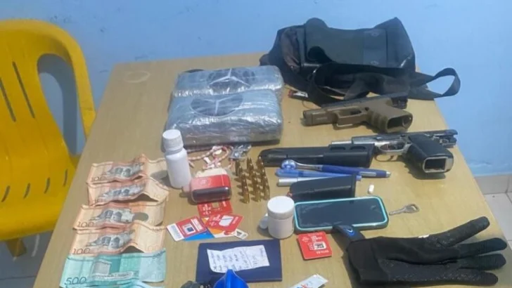 Policía incauta drogas, armas ilegales y evidencias tras apresar dos sospechosos en Najayo