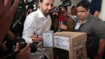 Golpes e insultos opacan la inscripción de candidatos a las elecciones regionales de Bolivia