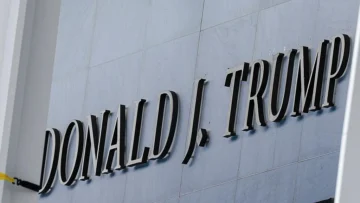 Le agregan el nombre de Trump a la fachada del histórico Kennedy Center de Washington D.C. Le agregan el nombre de Trump a la fachada del histórico Kennedy Center de Washington D.C.