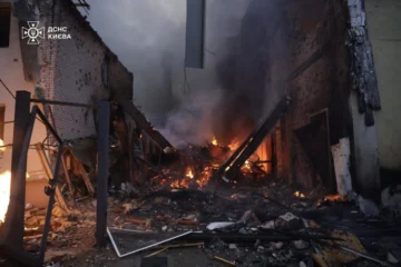 Duros ataques rusos en Ucrania antes de la reunión de un desesperado Zelenski con un Trump afecto a Putin