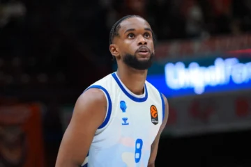 El Valencia de Jean Montero cae entre insultos racistas en Tel Aviv El Valencia de Jean Montero cae entre insultos racistas en Tel Aviv