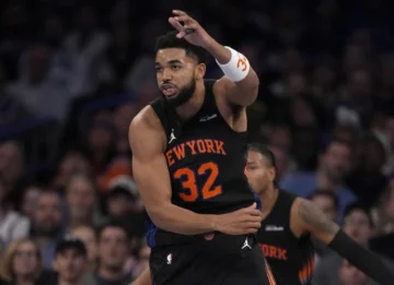  Karl-Anthony Towns #32 de los New York Knicks reacciona en la primera mitad contra los Milwaukee Bucks en el Madison Square Garden el 28 de noviembre de 2025 en la ciudad de Nueva York. (Photo by ELSA / GETTY IMAGES NORTH AMERICA / Getty Images via AFP)