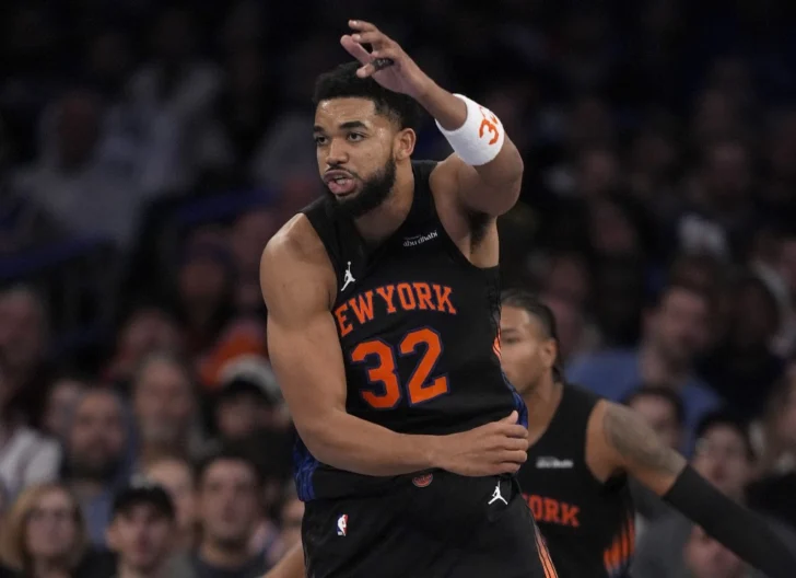  Karl-Anthony Towns #32 de los New York Knicks reacciona en la primera mitad contra los Milwaukee Bucks en el Madison Square Garden el 28 de noviembre de 2025 en la ciudad de Nueva York. (Photo by ELSA / GETTY IMAGES NORTH AMERICA / Getty Images via AFP)