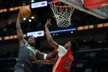 Spurs y Suns triunfan sobre Pelicans y Wolves