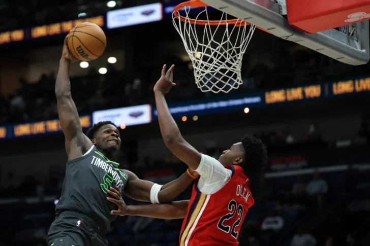 Spurs y Suns triunfan sobre Pelicans y Wolves