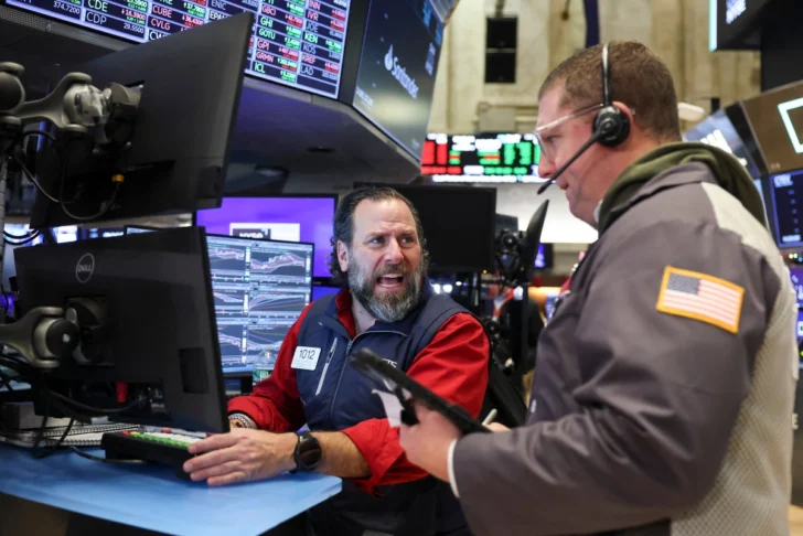 Wall Street cierra mixto a espera de decisión sobre las tasas de interés de la Reserva Federal