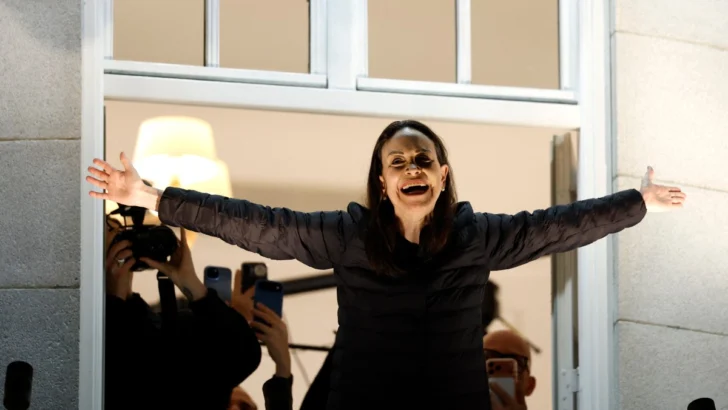 Venezolana María Corina Machado saluda en Oslo a sus seguidores