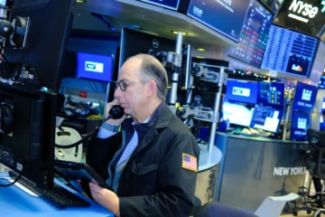 Wall Street cierra mixto por subida del desempleo en EEUU Wall Street cierra mixto por subida del desempleo en EEUU