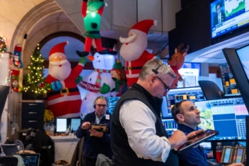 Wall Street cierra a la baja al comenzar semana acortada por festividades Wall Street cierra a la baja al comenzar semana acortada por festividades