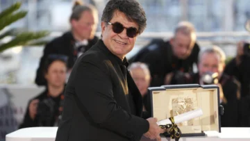 Irán condena en ausencia al galardonado director Jafar Panahi a un año de prisión