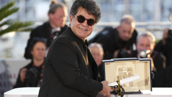 Irán condena en ausencia al galardonado director Jafar Panahi a un año de prisión