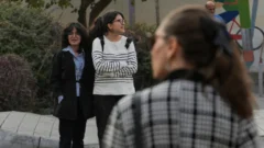 “Una batalla diaria”: Cada vez más iraníes se atreven a salir sin hiyab