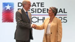 José Antonio Kast y Jeannette Jara pugnan por atraer a indecisos y moderados chilenos