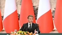 Emmanuel Macron amenaza a China con aranceles en los 